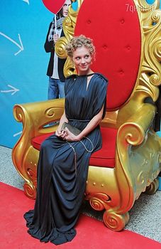 Торчащие соски Кристины Асмус на премьере фильма «Zолушка» фото #1