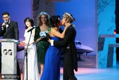 Эротические фото поцелуя Ксении Собчак на церемонии вручения премии «Человек года»