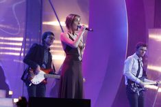 Грудь Кэти Топурии в платье с глубоким декольте фото #4