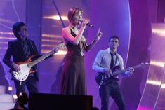 Грудь Кэти Топурии в платье с глубоким декольте фото #5