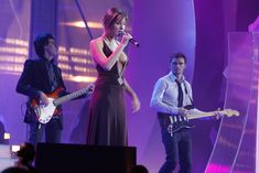 Грудь Кэти Топурии в платье с глубоким декольте фото #6