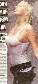 Голые сиськи Кэти Топурии под мокрой майкой фото #1