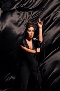 Глубокое декольте Кэти Топурии в клипе «Просто прощай» фото #3