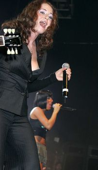 Глубокое декольте Лены Катиной на выступлении фото #1