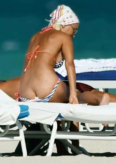 Лера Кудрявцева  засветила попу на пляже фото #1