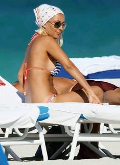 Лера Кудрявцева  засветила попу на пляже фото #3