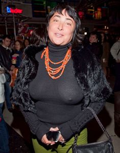 Соблазнительные сосочки Лолиты Милявской под чёрной водолазкой фото #1