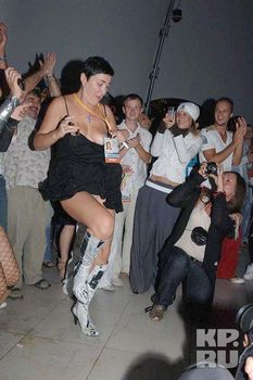 Лолита Милявская случайно засветила грудь во время танца фото #1