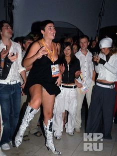 Лолита Милявская случайно засветила грудь во время танца фото #2