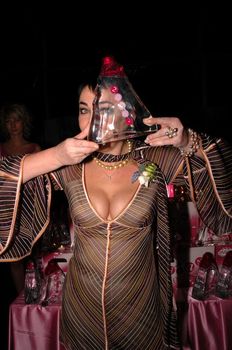 Глубокое декольте Лолиты Милявской на награждении фото #1