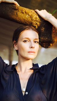 Возбуждающая грудь Любви Толкалиной под прозрачным нарядом фото #2