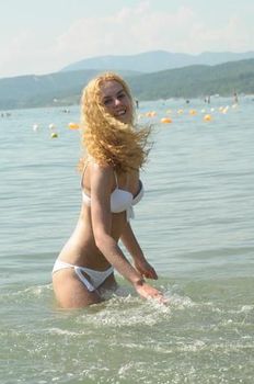 Лянка Грыу в белом купальнике фото #8