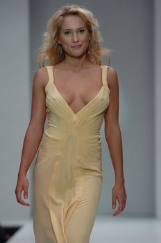 Торчащие соски Марики на показе мод фото #1