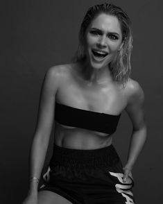 Наталья Рудова с повязкой на груди для Инстаграма фото #1