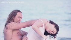 Наташа Королёва засветила грудь в мокрой майке фото #6