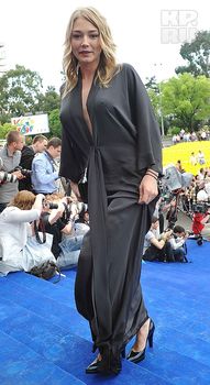 Оксана Акиньшина с торчащими сосками на фестивале «Кинотавр» фото #2