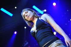 Оксана Почепа с торчащим лифчиком на концерте фото #2