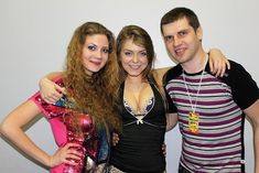 Оксана Почепа с торчащим лифчиком на концерте фото #4