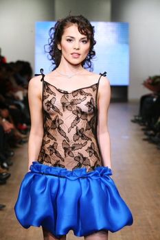 Засвет грудь Сати Казановой на показе мод фото #4