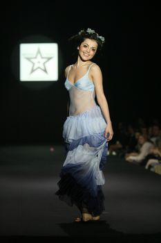 Торчащие соски Сати Казановой на показе мод фото #1