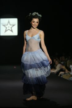 Торчащие соски Сати Казановой на показе мод фото #2