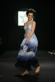 Торчащие соски Сати Казановой на показе мод фото #3