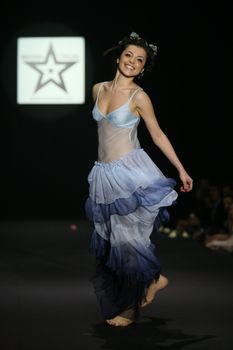 Торчащие соски Сати Казановой на показе мод фото #4