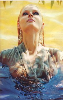 Светлана Ходченкова засветила соски в журнале L'Officiel фото #1