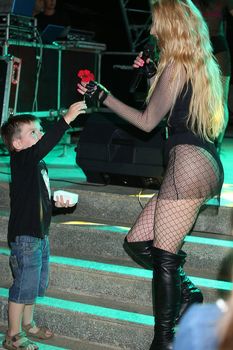 Татьяна Котова в откровенном наряде на концерте в Турции фото #5