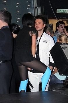 Юлия Волкова засветила попку в коротком платье фото #2