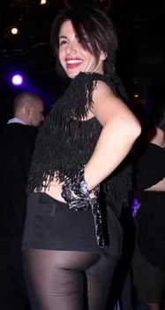 Юлия Волкова засветила попку в коротком платье фото #3