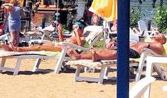 Юлия Волкова загорает топлес в Серебряном Бору фото #1