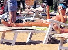 Юлия Волкова загорает топлес в Серебряном Бору фото #2