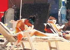 Юлия Волкова загорает топлес в Серебряном Бору фото #3