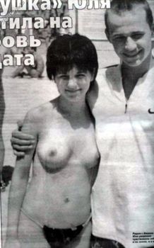 Голая грудь Юлии Волковой в газете фото #1