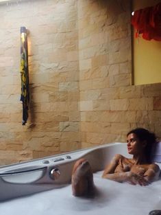 Раздетая Катя Ли в пене фото #1