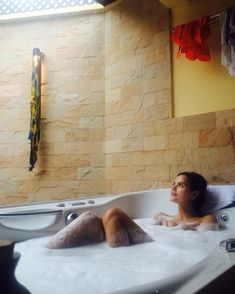 Раздетая Катя Ли в пене фото #2