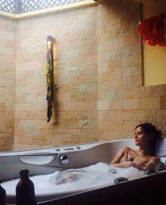 Раздетая Катя Ли в пене фото #3