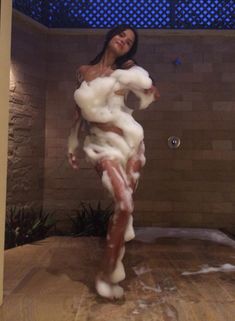 Раздетая Катя Ли в пене фото #4