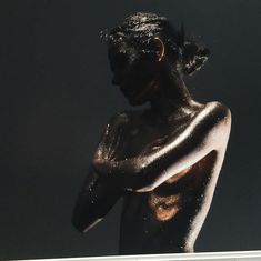 Обнажённая Катя Ли в золотом сиянии фото #1