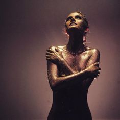 Обнажённая Катя Ли в золотом сиянии фото #2