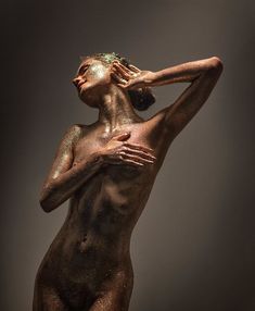 Обнажённая Катя Ли в золотом сиянии фото #3