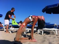 Катя Ли в ярком купальнике на пляже фото #2