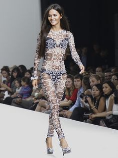 Катя Ли в прозрачном наряде на Volvo Fashion Week фото #2