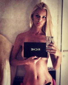 Екатерина Мельник топлесс делает селфи фото #1