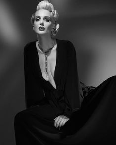 Екатерина Мельник в платье с глубоким декольте фото #1