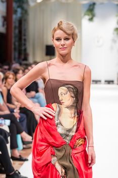 Торчащие соски Екатерины Кузнецовой сквозь наряд на показе Valentin Yudashkin фото #1