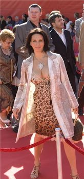 Алика Смехова в платье с глубоким декольте фото #1