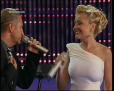 Соблазнительные сосочки Анжелики Варум на фестивале «Новая волна» фото #2