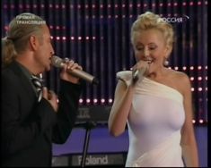 Соблазнительные сосочки Анжелики Варум на фестивале «Новая волна» фото #3